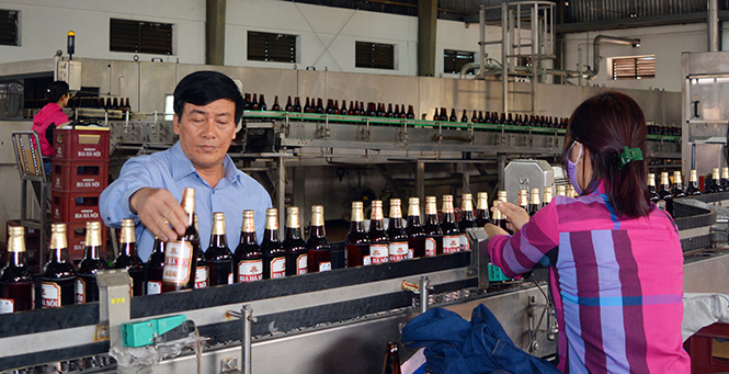 Ảnh 5 : Giám đốc Nguyễn Minh Tuấn kiểm tra các công đoạn trong quy trình sản xuất bia của công ty.