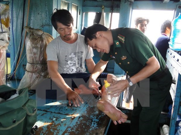 Quân y Biên phòng tỉnh Sóc Trăng chăm sóc sức khỏe cho ngư dân bị nạn. (Ảnh minh họa: Trung Hiếu/TTXVN)