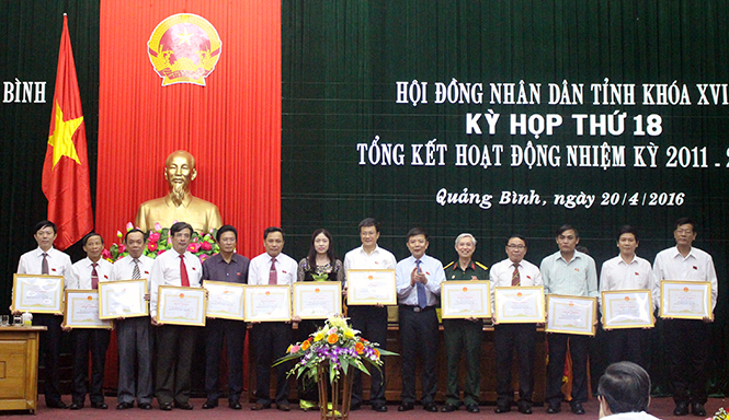 Đồng chí Nguyễn hữu Hoài, Phó Bí thư Tỉnh ủy, Chủ tịch UBND tỉnh tặng bằng khen của UBND tỉnh cho các cá nhân có thành tích xuất sắc trong hoạt động của HĐND tỉnh, nhiệm kỳ 2011-2016.