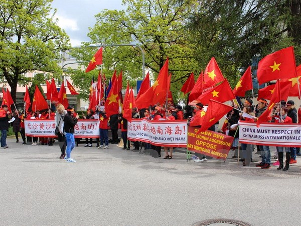 Người Việt tại thành phố Munich, Đức biểu tình phản đối hành động của Trung Quốc ở Biển Đông. (Ảnh: Nam Đức/Vietnam+)