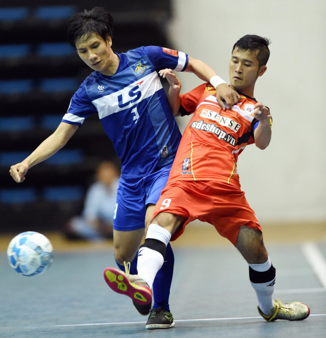 Thái Sơn Nam (trái) trong một trận đấu ở lượt đi tại Đà Nẵng - Ảnh: Quang Thắng