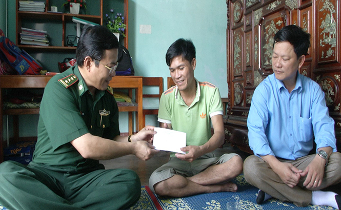  Đồng chí Thượng tá Phạm Xuân Diệu, Chỉ huy trưởng BĐBP tỉnh trao tiền hỗ trợ ngư dân bị thiệt hại do cá biển chết hàng loạt.