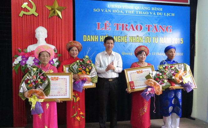 Thừa ủy quyền của Chủ tịch nước, ông Hồ An Phong, TUV, Giám đốc Sở Văn hóa - Thể thao và Du lịch trao tặng danh hiệu Nghệ nhân ưu tú cho 4 cá nhân xuất sắc của tỉnh ta.