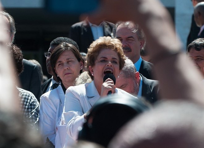Tổng thống Brazil Dilma Rousseff phát biểu trước đám đông người ủng hộ trước dinh thự Tổng thống, ngày 12-5. (Nguồn: AFP)