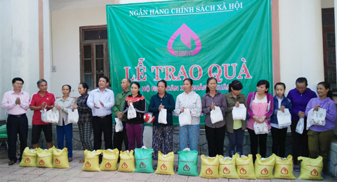 Công đoàn Ngân hàng CSXH Việt Nam trao quà hỗ trợ cho ngư dân xã Quảng Xuân (huyện Quảng Trạch).