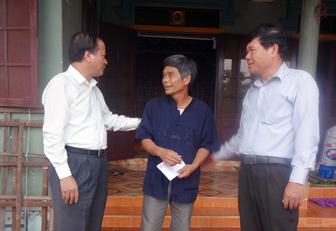  Đồng chí Trần Văn Tuân, Ủy viên Ban Thường vụ Tỉnh ủy, Chủ tịch Ủy ban MTTQVN tỉnh thăm hỏi, tặng quà cho ngư dân.