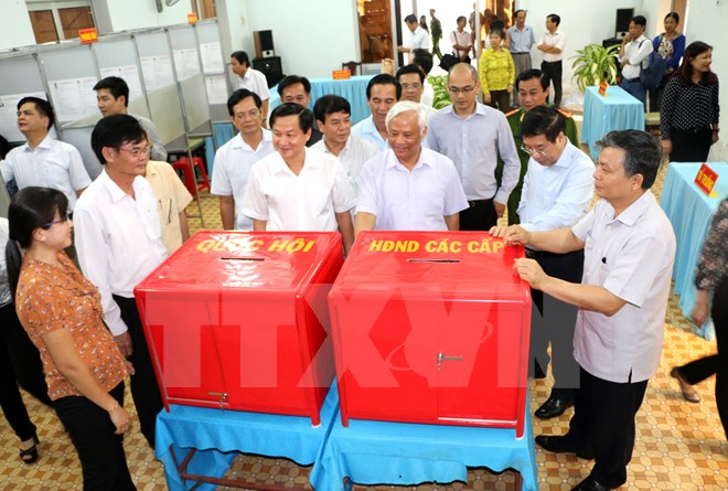 Phó Chủ tịch Quốc hội Uông Chu Lưu kiểm tra thùng phiếu tại tổ bầu cử số 4, phường 3, thành phố Bạc Liêu. (Ảnh: Huỳnh Sử/TTXVN)