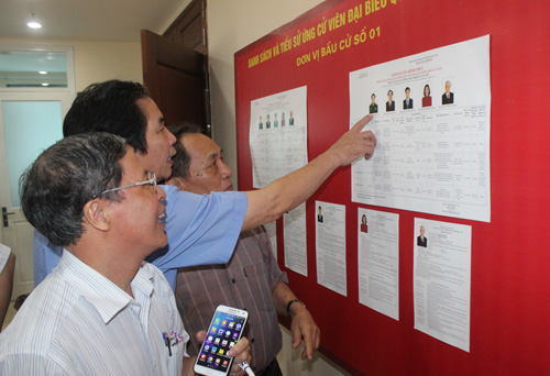 Cử tri quận Ba Đình, Hà Nội xem danh sách và tiểu sử của các ứng cử viên. (Ảnh:TH)