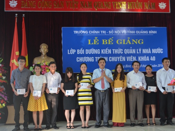 Đại diện lãnh đạo Trường Chính trị tỉnh trao chứng chỉ cho các học viên