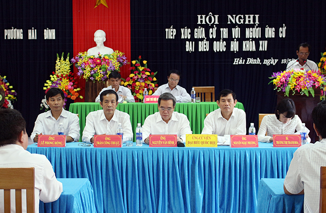  Các ứng cử viên đại biểu Quốc hội thuộc đơn vị bầu cử số 2 tiếp xúc với cử tri thành phố Đồng Hới tại UBND phường Hải Đình.