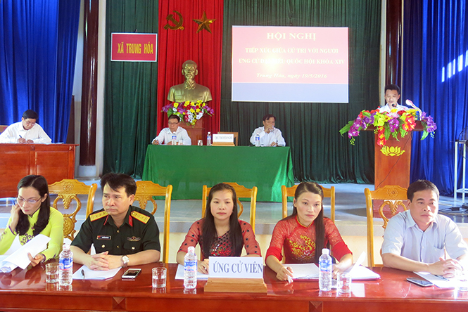  Các ứng cử viên đại biểu Quốc hội thuộc đơn vị bầu cử số 1 tiếp xúc với cử tri tại xã Trung Hóa (Minh Hóa).