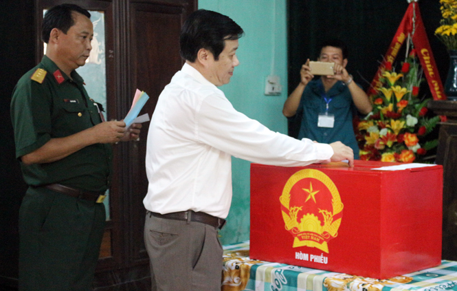 Ông Nguyễn Xuân Quang, Ủy viên Thường vụ Tỉnh ủy, Phó Chủ tịch Thường trực UBND tỉnh bỏ phiếu bầu cử tại phường Hải Đình
