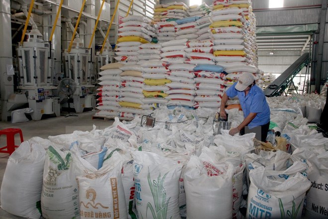 Chế biến gạo xuất khẩu tại Xí nghiệp Chế biến lương thực cao cấp Tân Túc, huyện Bình Chánh, TP.HCM. (Ảnh: Đình Huệ/TTXVN)