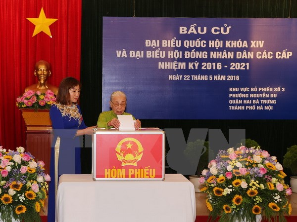 Cụ Bùi Thị Sáo, sinh năm 1930, cử tri cao tuổi nhất Khu vực bỏ phiếu số 3, phường Nguyễn Du, quận Hai Bà Trưng, thành phố Hà Nội bỏ phiếu. (Ảnh: Trí Dũng/TTXVN)