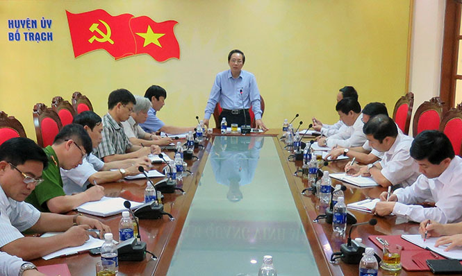 Đồng chí Hoàng Đăng Quang, Ủy viên Trung ương Đảng, Bí thư Tỉnh ủy, Chủ tịch HĐND tỉnh, Trưởng đoàn đại biểu Quốc hội tỉnh chỉ đạo xử lý sai phạm tại xã Hoàn Trạch (ngày 19-4-2016).