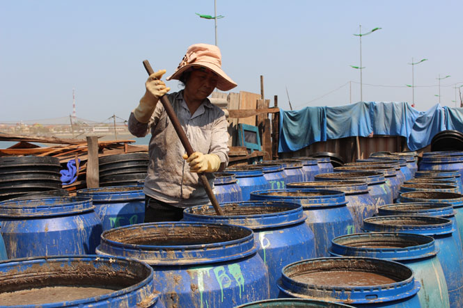 Dù gặp khó khăn nhưng cơ sở chế biến nước mắm Thương Định vẫn hoạt động bình thường.