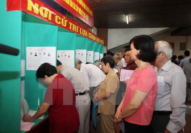 Cử tri khu vực bỏ phiếu số 9, phường Láng Hạ, quận Đống Đa (Hà Nội) thực hiện quyền và nghĩa vụ công dân trong ngày bầu cử. (Ảnh: Trần Việt/TTXVN)