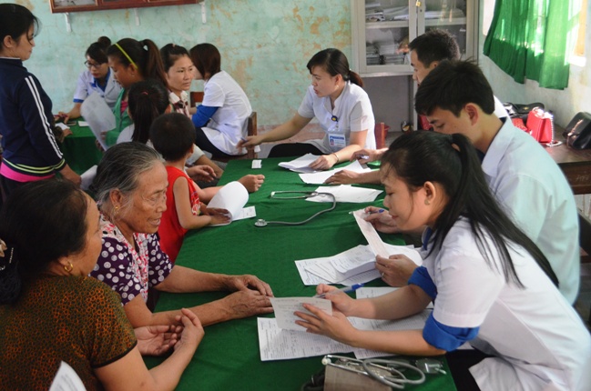 Khám bệnh và cấp phát thuốc miễn phí cho bà con nhân dân thôn Cồn Sẻ, phường Quảng Lộc (TX Ba Đồn)