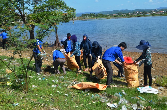 ĐVTN thị xã Ba Đồn tham gia làm vệ sinh môi trường hưởng ứng Chiến dịch TNTN Hè 2016