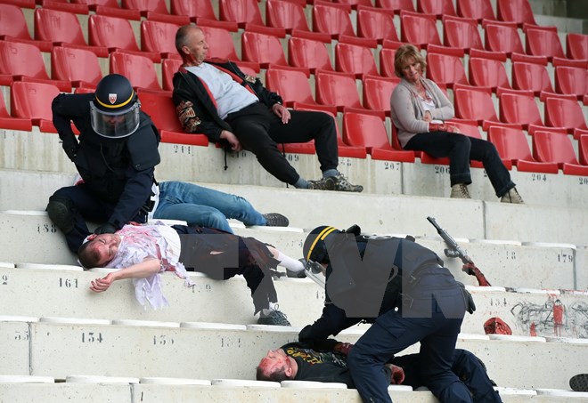 Cảnh sát Pháp tham gia diễn tập chống khủng bố tại sân vận động ở Valence, miền đông nam Pháp. (Nguồn: AFP/TTXVN)