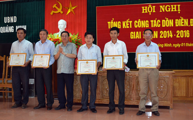 Lãnh đạo huyện Quảng Ninh tặng giấy khen cho các tập thể đạt thành tích xuất sắc trong thực hiện công tác DĐĐT giai đoạn 2014-2016