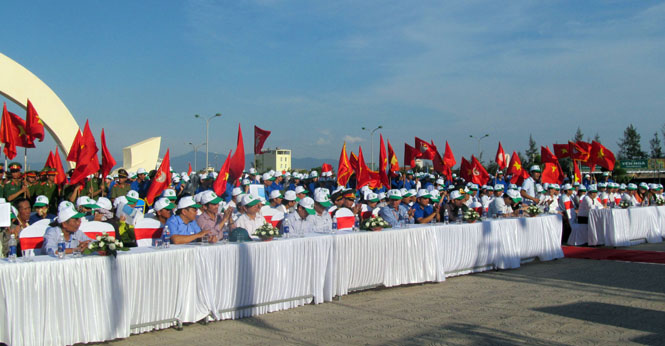 Ảnh: Các đại biểu tham gia lễ mít tinh hưởng ứng Ngày môi trường thế giới 5-6, Tuần lễ biển và hải đảo Việt Nam.
