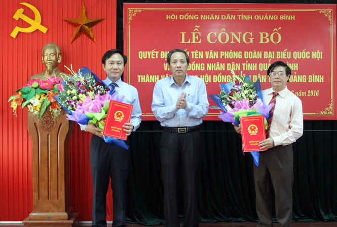 Đồng chí Hoàng Đăng Quang, Ủy viên Trung ương Đảng, Bí thư Tỉnh ủy, Chủ tịch HĐND tỉnh trao quyết định bổ nhiệm cán bộ cho các đồng chí Chánh Văn phòng và Phó Chánh Văn phòng HĐND tỉnh.