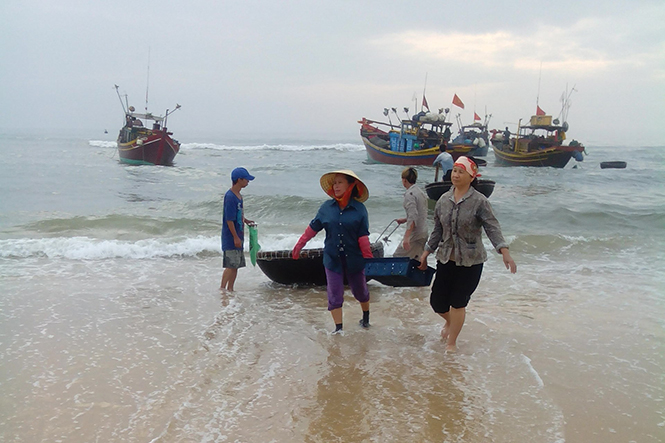 Công ty xăng dầu Quảng Bình đã có các chính sách hỗ trợ giúp ngư dân yên tâm vươn khơi.
