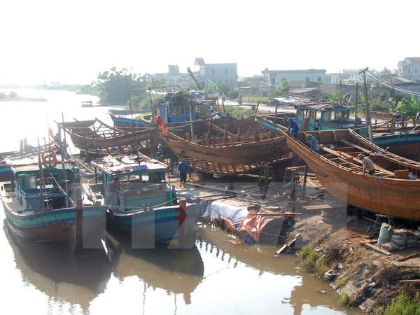 Đóng mới tàu thuyền tại một cơ sở đóng tàu ở thị trấn Quất Lâm, huyện Giao Thủy, Nam Định. (Ảnh: Quang Quyết/TTXVN)