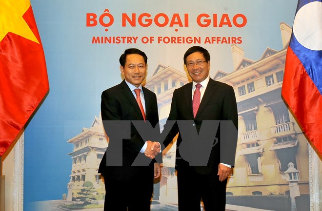 Phó Thủ tướng, Bộ trưởng ngoại giao Phạm Bình Minh đón, hội đàm với Bộ trưởng Ngoại giao Lào Saleumxay Kommasit. (Ảnh: Nguyễn Khang/TTXVN)