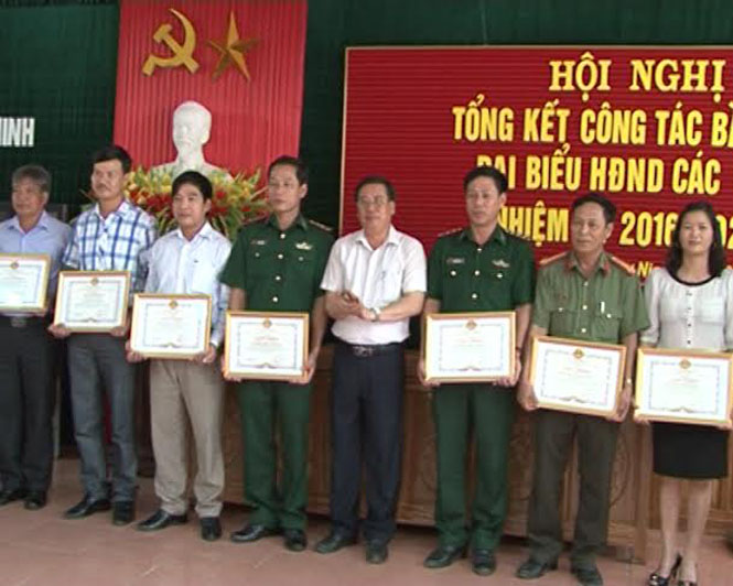 Đại diện lãnh đạo huyện Quảng Ninh trao giấy khen cho các tập thể thực hiện tốt nhiệm vụ và có đóng góp tích cực vào thành công của cuộc bầu cử.