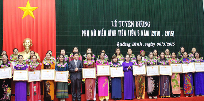 Ảnh 6 : Những gương mặt tiêu biểu của phụ nữ Quảng Bình được vinh danh tại lễ tuyên dương phụ nữ điển hình tiên tiến do Hội Liên hiệp Phụ nữ tỉnh tổ chức.