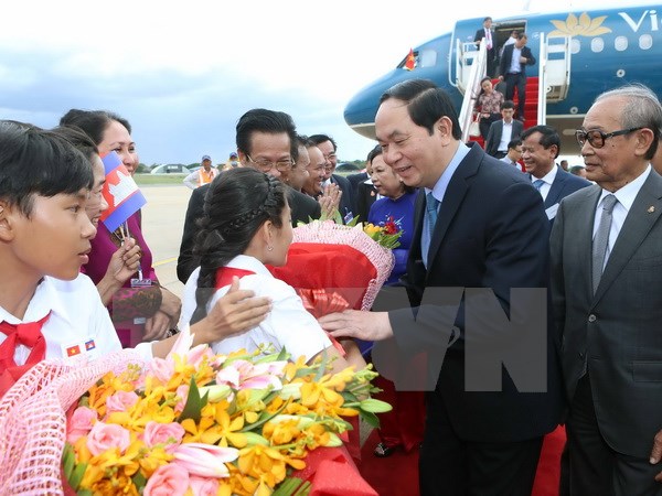 Thiếu nhi Campuchia tặng hoa chào đón Chủ tịch nước Trần Đại Quang và Phu nhân tại sân bay Quốc tế Phnom Penh. (Ảnh: Nhan Sáng/TTXVN)
