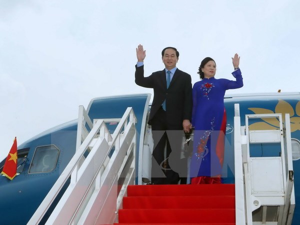Chủ tịch nước Trần Đại Quang và Phu nhân đến sân bay Quốc tế Phnom Penh. (Ảnh: Nhan Sáng/TTXVN)
