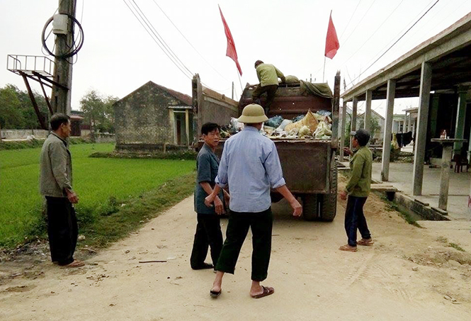 Quảng Lộc là địa phương thực hiện tốt phong trào thu gom rác thải, làm sạch quê hương.
