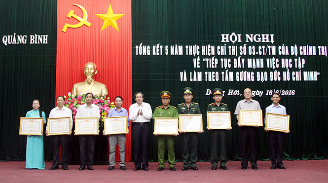 Đồng chí Hoàng Đăng Quang, Ủy viên Trung ương Đảng, Bí thư Tỉnh ủy, Chủ tịch HĐND tỉnh trao bằng khen của Thủ tướng Chính phủ cho các tập thể và cá nhân.