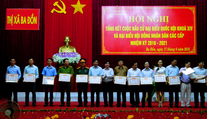 Đồng chí Phạm Quang Long, Chủ tịch UBND thị xã Ba Đồn tặng giấy khen cho cá nhân đạt thành tích xuất sắc trong công tác bầu cử đại biểu Quốc hội và đại biểu HĐND các cấp