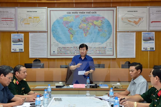 Phó Thủ tướng Trịnh Đình Dũng chỉ đạo trực tiếp việc tìm kiếm, cứu nạn máy bay SU 30 và phi công và máy bay CASA-212 cùng thành viên đoàn bay. (Ảnh: Lâm Khánh/TTXVN)