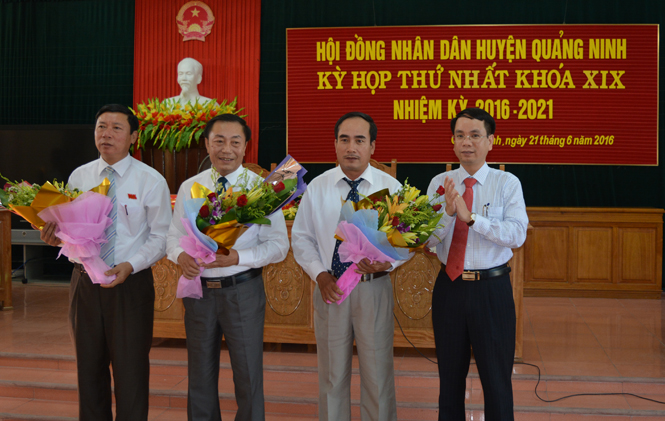 Lãnh đạo Huyện ủy Quảng Ninh tặng hoa chúc mừng Thường trực HĐND huyện nhiệm kỳ 2016-2020.