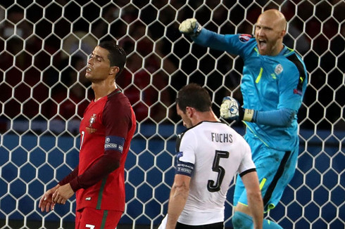 Ronaldo cần chơi đồng đội hơn nếu muốn Bồ Đào Nha đi tiếp. (Ảnh: Getty)