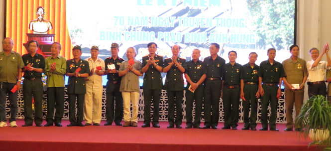 Đại diện lãnh đạo Bộ tư lệnh Binh chủng Pháo binh trao tặng Kỷ niệm chương cho các cựu chiến binh.