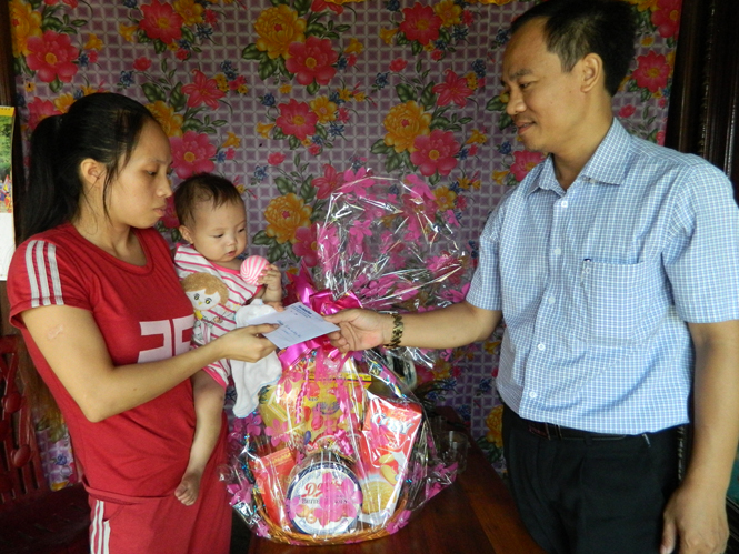   Đại diện lãnh đạo Công ty CP Vận tải Phú Hoàng trao quà và tiền hỗ trợ cho cháu bé Cao Phương Thảo