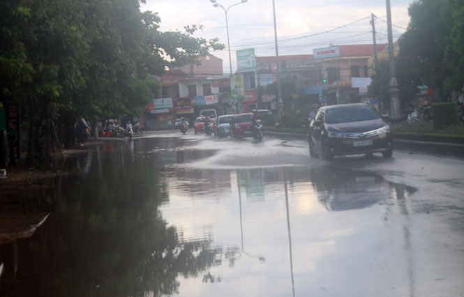 Sau vài cơn mưa đầu mùa, nhiều tuyến phố Đồng Hới ngập nước