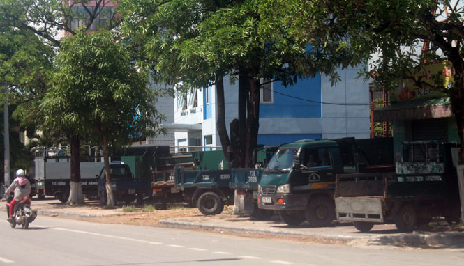 Vỉa hè dùng làm nơi dừng đổ xe tải ( tại đường Lý Thường Kiệt cạnh Bưu điện Trung tâm). 