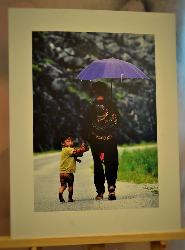 Tác phẩm đoạt giải nhì của tác giả Trần Thiết Dũng về ba bố con người dân tộc thiểu số đang cùng nhau đi bộ trên đường đến nhà ngoại tại Hà Giang