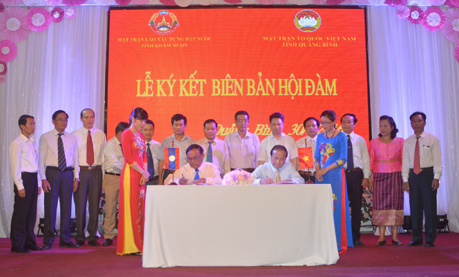 Đại diện Ủy ban MTTQVN tỉnh và Ủy ban Mặt trận Lào xây dựng đất nước tỉnh Khăm Muộn ký kết biên bản ghi nhớ giai đoạn 2016-2018.