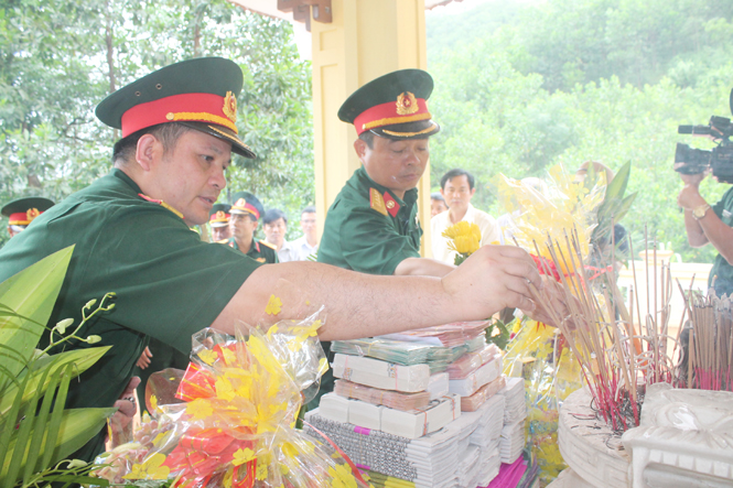 Các chiến sỹ Bộ Tư lệnh Thông tin liên lạc thắp hương tại di tích lịch sử Đồi Cha Quang