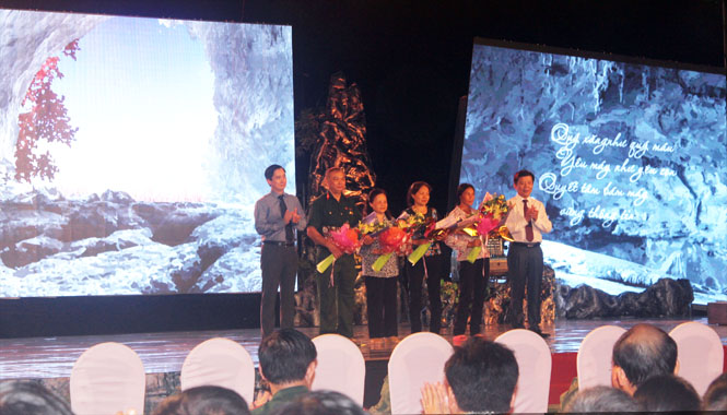 Đồng chí Nguyễn Hữu Hoài, Chủ tịch UBND tỉnh tặng hoa cho các nhân chứng