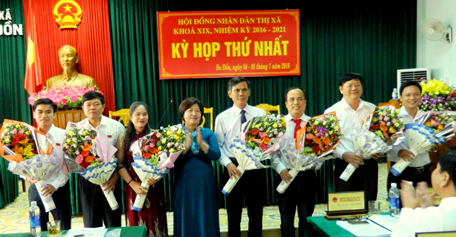   Đồng chí Nguyễn Thị Thanh Hương, Ủy viên Ban Thường vụ Tỉnh ủy, Phó Chủ tịch HĐND tỉnh tặng hoa chúc mừng các đồng chí trúng cử các chức danh chủ chốt của HĐND thị xã khoá XIX, nhiệm kỳ 2016-2021