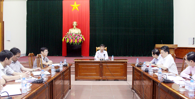 Đồng chí Nguyễn Hữu Hoài, Phó Bí thư Tỉnh ủy, Chủ tịch UBND tỉnh chủ trì cuộc họp.